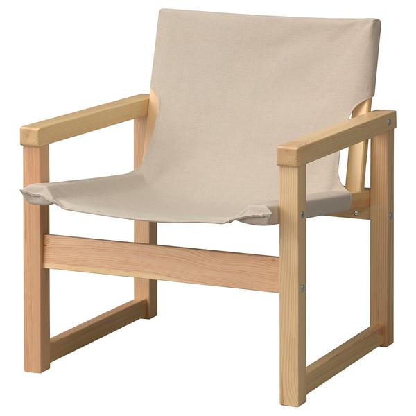 Mostra unha cadeira de brazos ikea SJÄLSÖ con tecido de cor clara e marco de madeira.