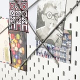 SKÅDIS pegboard con accesorios que conteñen fotos e decoración.
