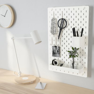 SKÅDIS taboleiro branco con fixacións metálicas, forma rectangular, sistema de organización.
