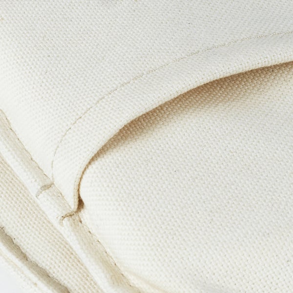 Un primeiro plano de tecido de algodón branco tecido, mostrando textura intrincada e artesanía.