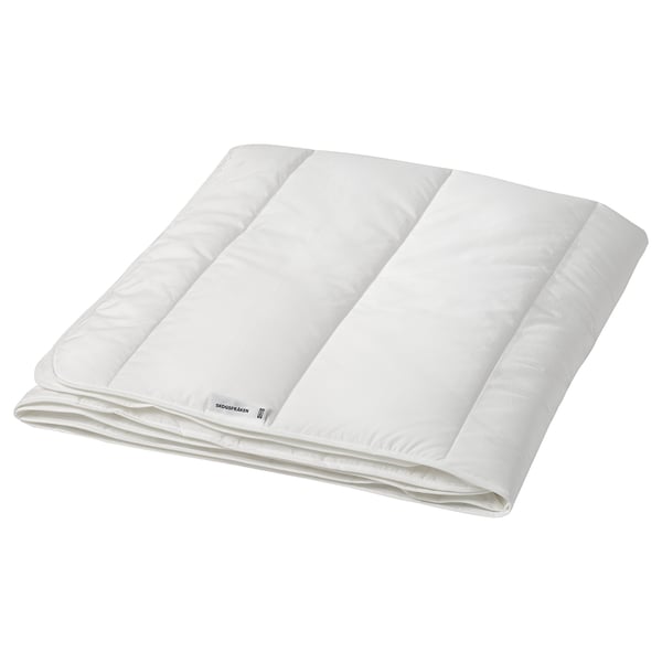 Un duvet branco SKOGSFRÄKEN, rectangular, cunha textura suave e fluffy. Está feito de poliéster reciclado e liocél para a transpirabilidade.