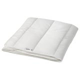 Un duvet branco SKOGSFRÄKEN, rectangular, cunha textura suave e fluffy. Está feito de poliéster reciclado e liocél para a transpirabilidade.