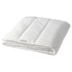 Duvet branco SKOGSFRÄKEN dobrado, rectangular, suave con tecido e recheo de poliéster / lyocell reciclado transpirable.