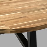 Primeiro plano das mesas SKOGSTA superior de madeira de acacia duradeira, mostrando o seu gran rico e acabado liso.