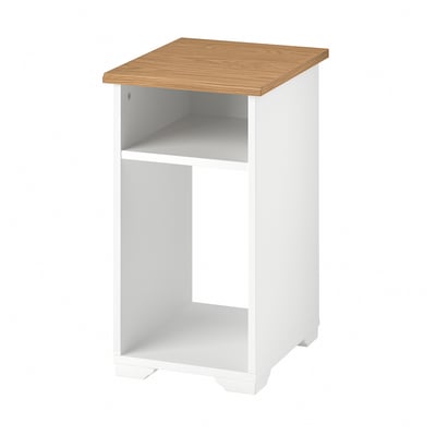 A mesa lateral SKRUVBY en branco cunha parte superior de carballo, cun deseño sinxelo e funcional con almacenamento aberto.