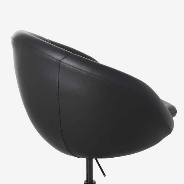 Cadeira de oficina negra con deseño elegante e altura axustable. Asento e respaldo cómodos tapizados, axeitados para ambientes profesionais.