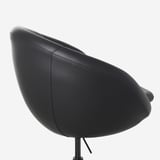 Cadeira de oficina negra con deseño elegante e altura axustable. Asento e respaldo cómodos tapizados, axeitados para ambientes profesionais.
