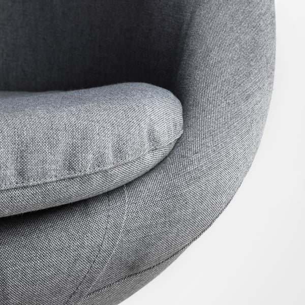 Primeiro plano de cadeiras modernas acolledoras, asento e respaldo acolchados en tecido gris.