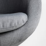 Primeiro plano de cadeiras modernas acolledoras, asento e respaldo acolchados en tecido gris.