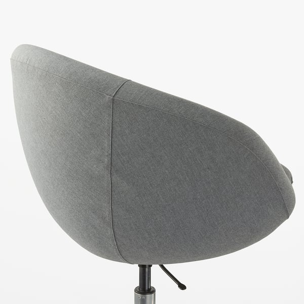 Cadeira de oficina gris moderna con respaldo curvo, probablemente ergonómico, sobre fondo branco.