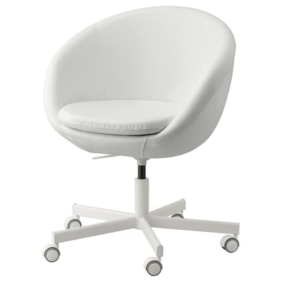 Unha cadeira de oficina branca SKRUVSTA cun deseño delgado e redondeado e cinco rodas para a mobilidade.