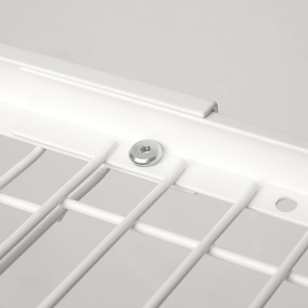 Primeiro plano de grella de metal branco, parafuso e detalle de bordo que amosan unha construción robusta e de alta calidade.