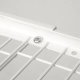 Primeiro plano de grella de metal branco, parafuso e detalle de bordo que amosan unha construción robusta e de alta calidade.