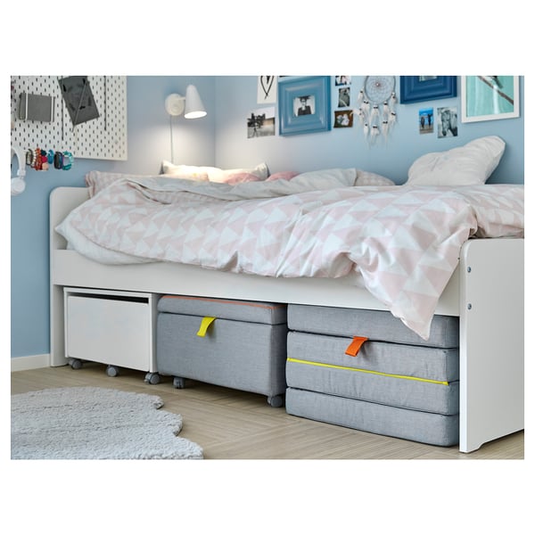 Cama branca para nenos IKEA SLÄKT con almacenamento e caixas de tecido.