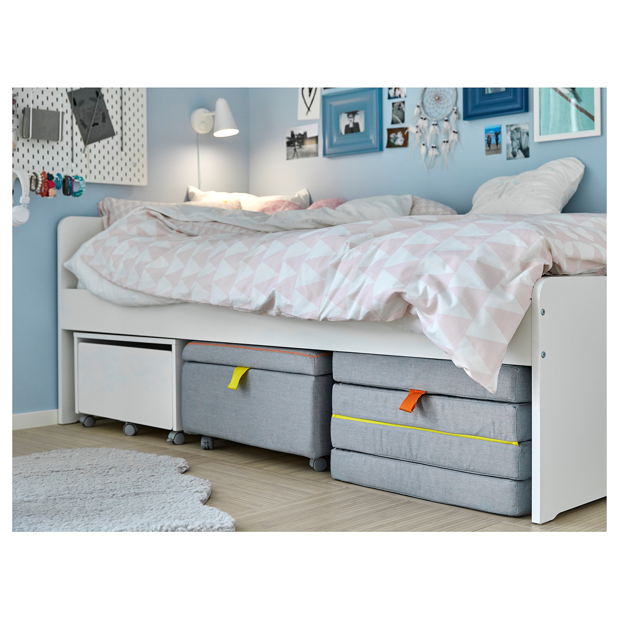 Cama branca para nenos IKEA SLÄKT con almacenamento e caixas de tecido.
