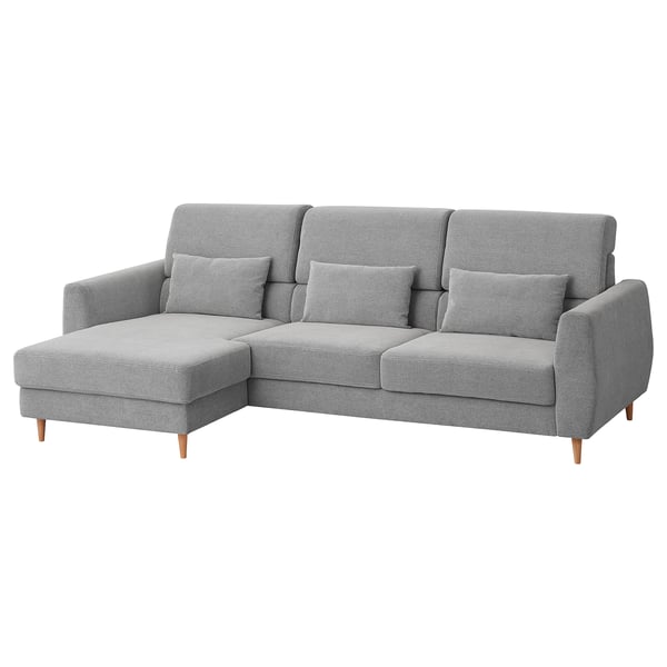 Moderno sofá gris en forma de L con respaldo alto, pernas de madeira e dous coxíns.