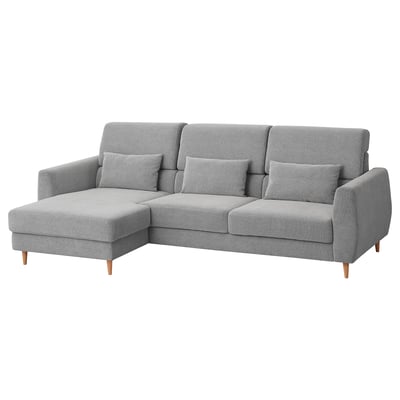 Moderno sofá gris en forma de L con respaldo alto, pernas de madeira e dous coxíns.