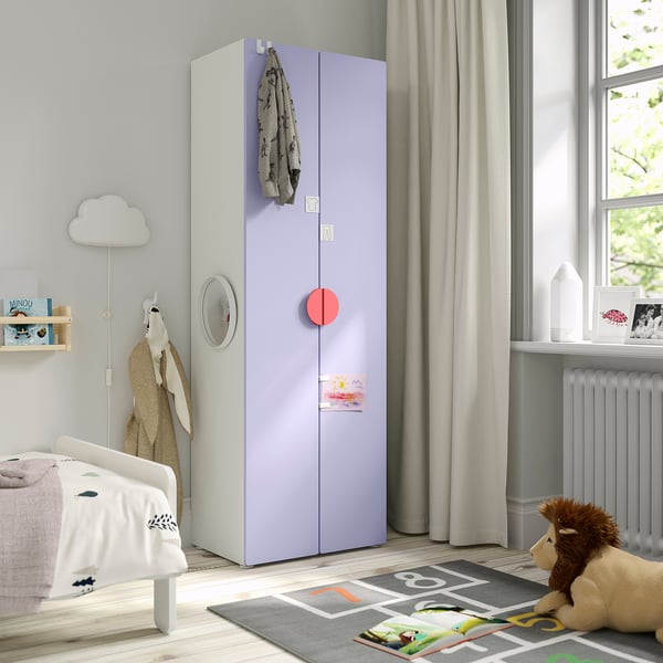 Dormitorio infantil con armario SMÅSTAD, cama e oso de peluche.