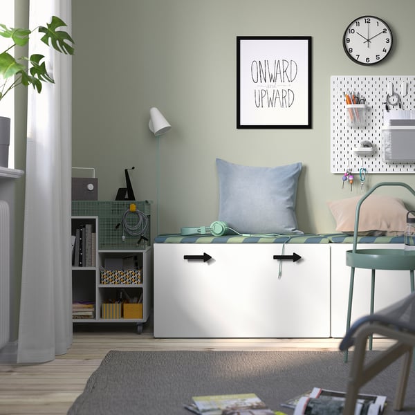 Home Office con banco SMÅSTAD. Deseño limpo, liñas brancas e elegantes. Perfecto para espazos pequenos, encaixa debaixo da mesa.