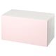 Un banco de almacenamento de smastad en rosa claro e branco. Forma rectangular, deseño sinxelo, ideal para o almacenamento de xoguetes.