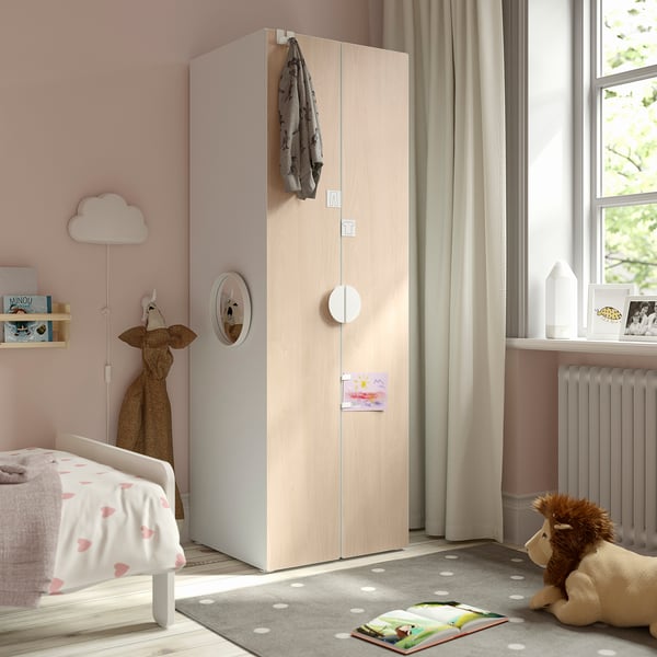 Habitación infantil con armario SMÅSTAD, cama, xoguete de león e xanela.