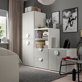 Dormitorio moderno con armario branco SMÅSTAD, caixóns, estantes e decoración deportiva.
