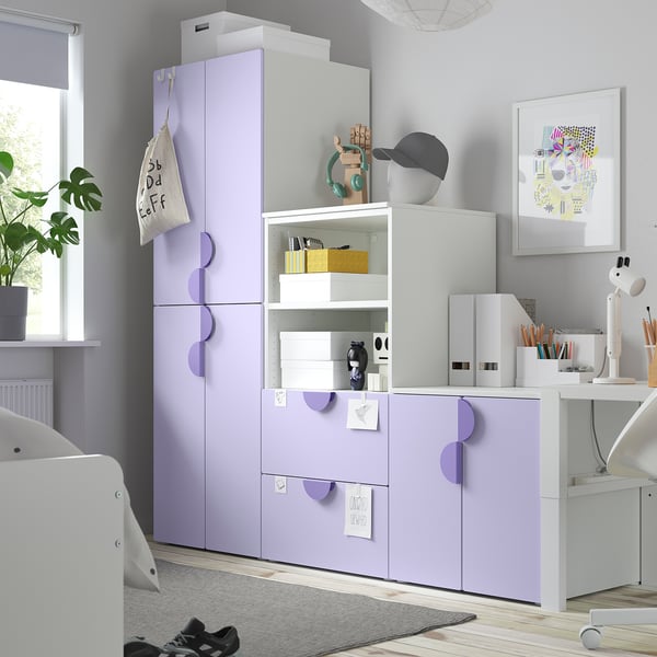 Armario SMÅSTAD alto lavanda / branco xunto ao escritorio con lámpada