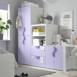 Armario SMÅSTAD alto lavanda / branco xunto ao escritorio con lámpada