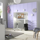 Habitación de adolescentes con mobles SMÅSTAD e obxectos dispersos.