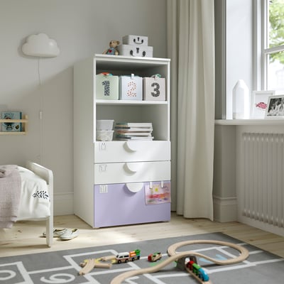 Habitación infantil con almacenamento SMÅSTAD, cama, tren de xoguetes e xanela.