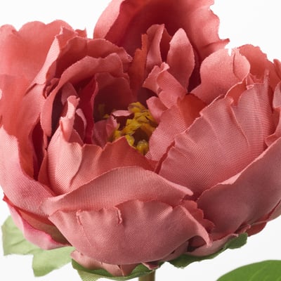 Peonia artificial rosa con follas verdes, feita a partir de plástico reciclado.