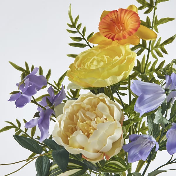 Bouquet floral artificial con flores amarelas, laranxas e púrpuras vibrantes. Pétalos detallados e talos realistas. Verdes incluídos.