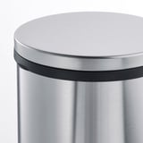 Colector inoxidable redondo pechable, elegante con mango incrustado.