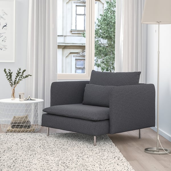 Habitación minimalista con cadeira SÖDERHAMN, mesa lateral, lámpada, grandes fiestras.
