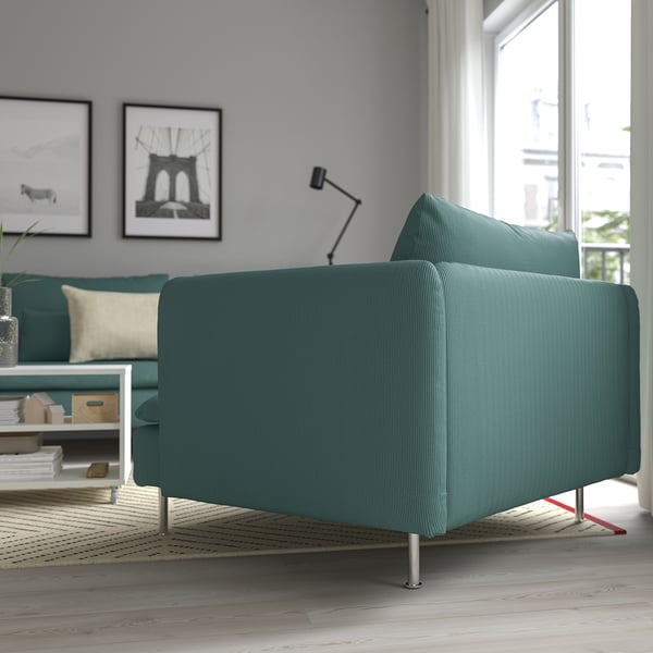 Sala de estar moderna con sofá verde SÖDERHAMN, coxíns suaves e gran xanela.