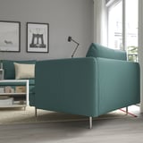 Sala de estar moderna con sofá verde SÖDERHAMN, coxíns suaves e gran xanela.