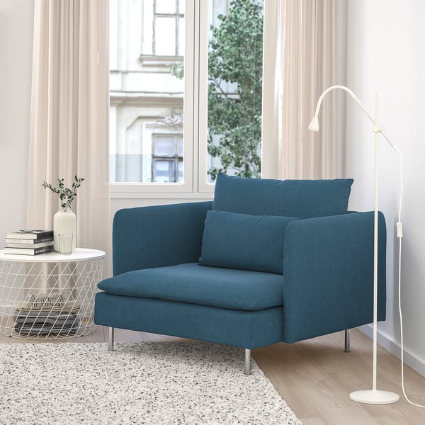 Cadeira azul SÖDERHAMN, deseño contemporáneo, encaixa para espazos pequenos, con coxíns traseiros, preto da xanela, decoración elegante.