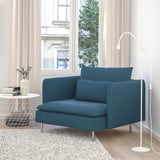 Cadeira azul SÖDERHAMN, deseño contemporáneo, encaixa para espazos pequenos, con coxíns traseiros, preto da xanela, decoración elegante.