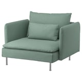 Sofá de esquina SÖDERHAMN en verde con coxíns de peluche e pernas cromadas brillantes.
