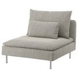 Unha cadeira SÖDERHAMN en gris cunha cuberta de tecido texturizado. Ten un deseño moderno e elegante con patas cromadas e un gran asento e respaldo acolchado.