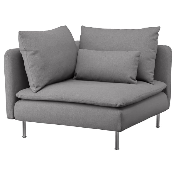 Sofá gris moderno con patas metálicas, tapizado en tecido suave con almofadas incorporadas.