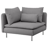 Sofá gris moderno con patas metálicas, tapizado en tecido suave con almofadas incorporadas.