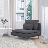Sala moderna con cadeira SÖDERHAMN, mesa lateral, planta, lámpada, vista á cidade. Acolledor.