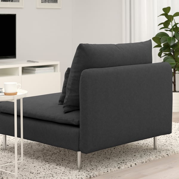 Sofá gris escuro SÖDERHAMN con asentos profundos e coxíns soltos, sostido por pernas delgadas, ideal para relaxarse.