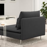 Sofá gris escuro SÖDERHAMN con asentos profundos e coxíns soltos, sostido por pernas delgadas, ideal para relaxarse.