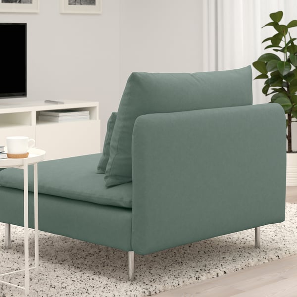 Sofá verde SÖDERHAMN na sala de estar moderna, con coxíns profundos para o confort e pernas altas para un estilo aireado.