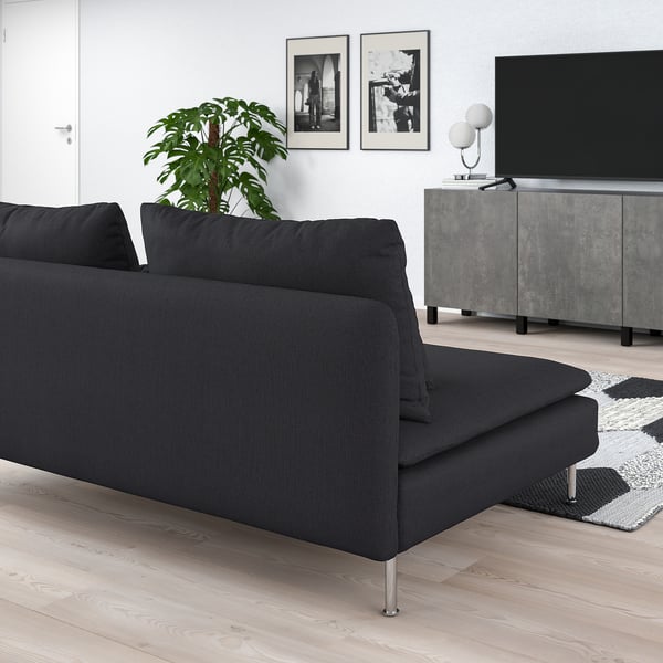 Sala de estar moderna con gran sofá SÖDERHAMN negro, alfombra gris, planta, televisión, estampas de arte. Espazo e minimalista.