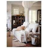 Sofá SÖDERHAMN: tecido branco crema, asentos profundos, pernas altas, sala de estar acolledora.