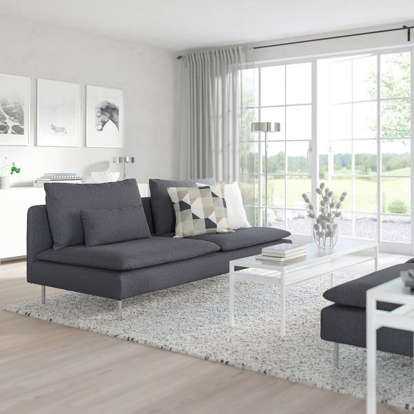 Sala de estar moderna con sofá gris SÖDERHAMN, mesa de café branca e grandes fiestras.