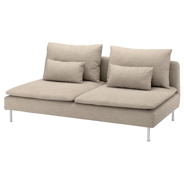Sofá beige SÖDERHAMN, deseño moderno elegante, perfil baixo, coxíns de peluche, pernas metálicas, confort invitante.